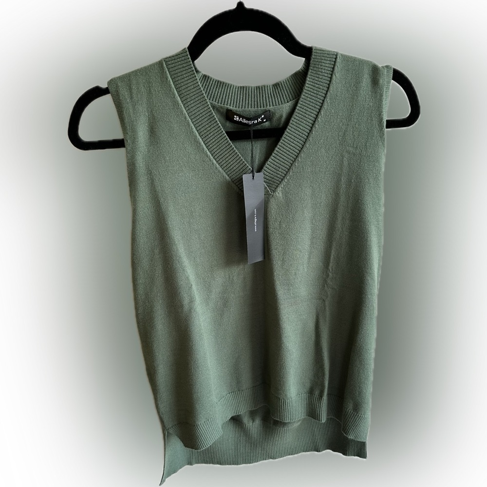 Green sweater vest size medium NWT